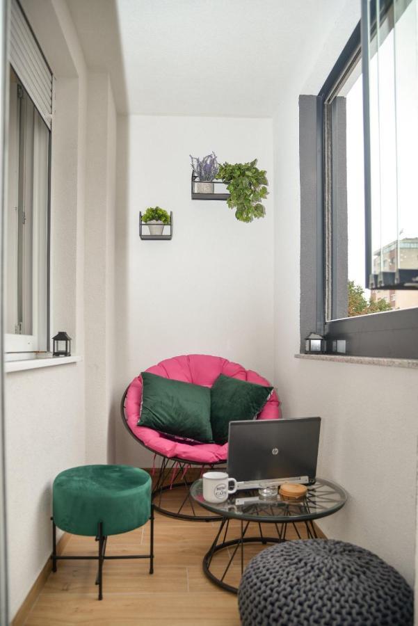 Mirror Apartment With Private Parking Нови Сад Екстериор снимка